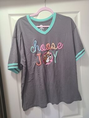 Buc-ee's brand t-shirt features a v-neck design with contrasting trim